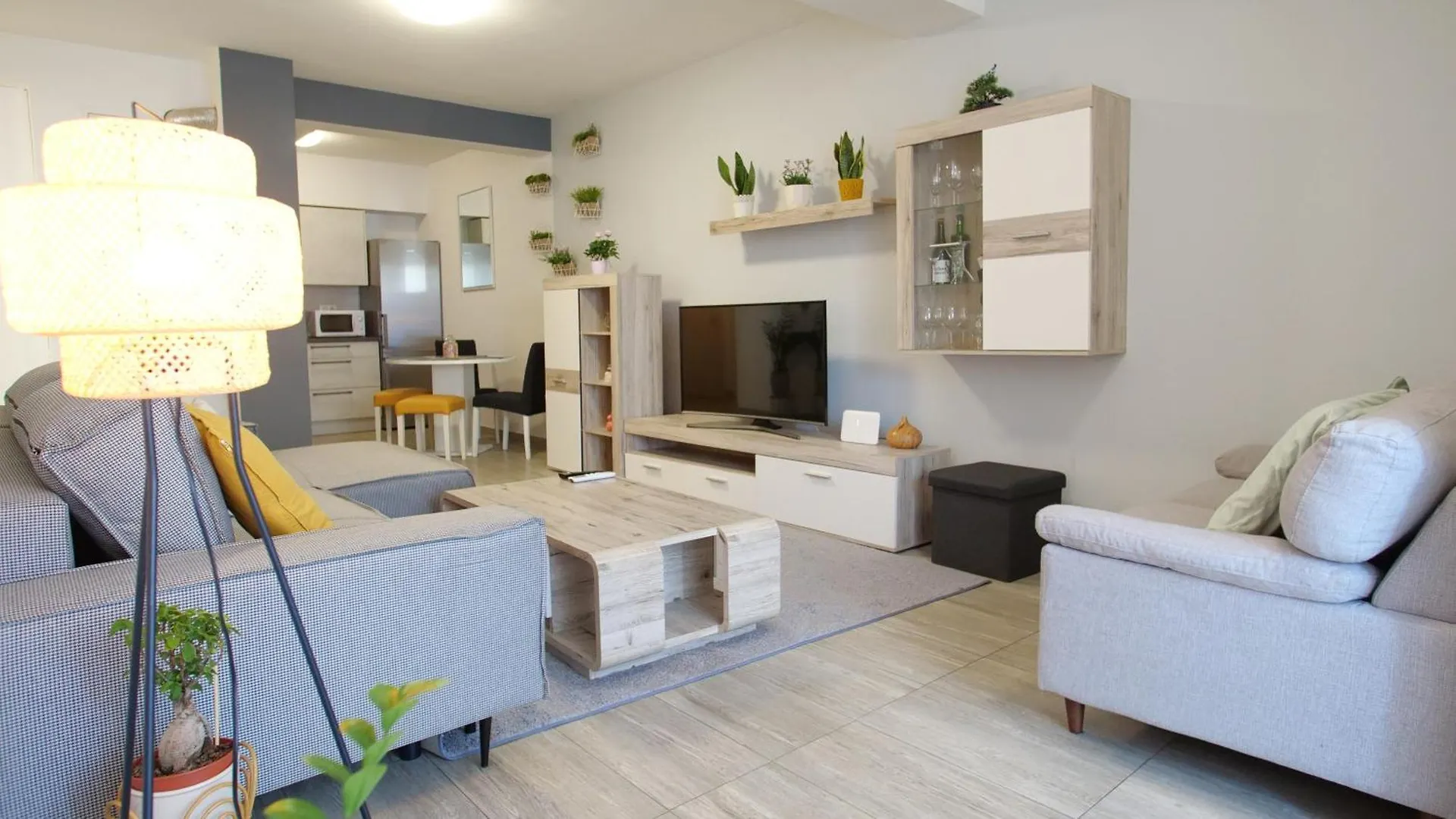 Spacious Apartment With Private Parking Pula