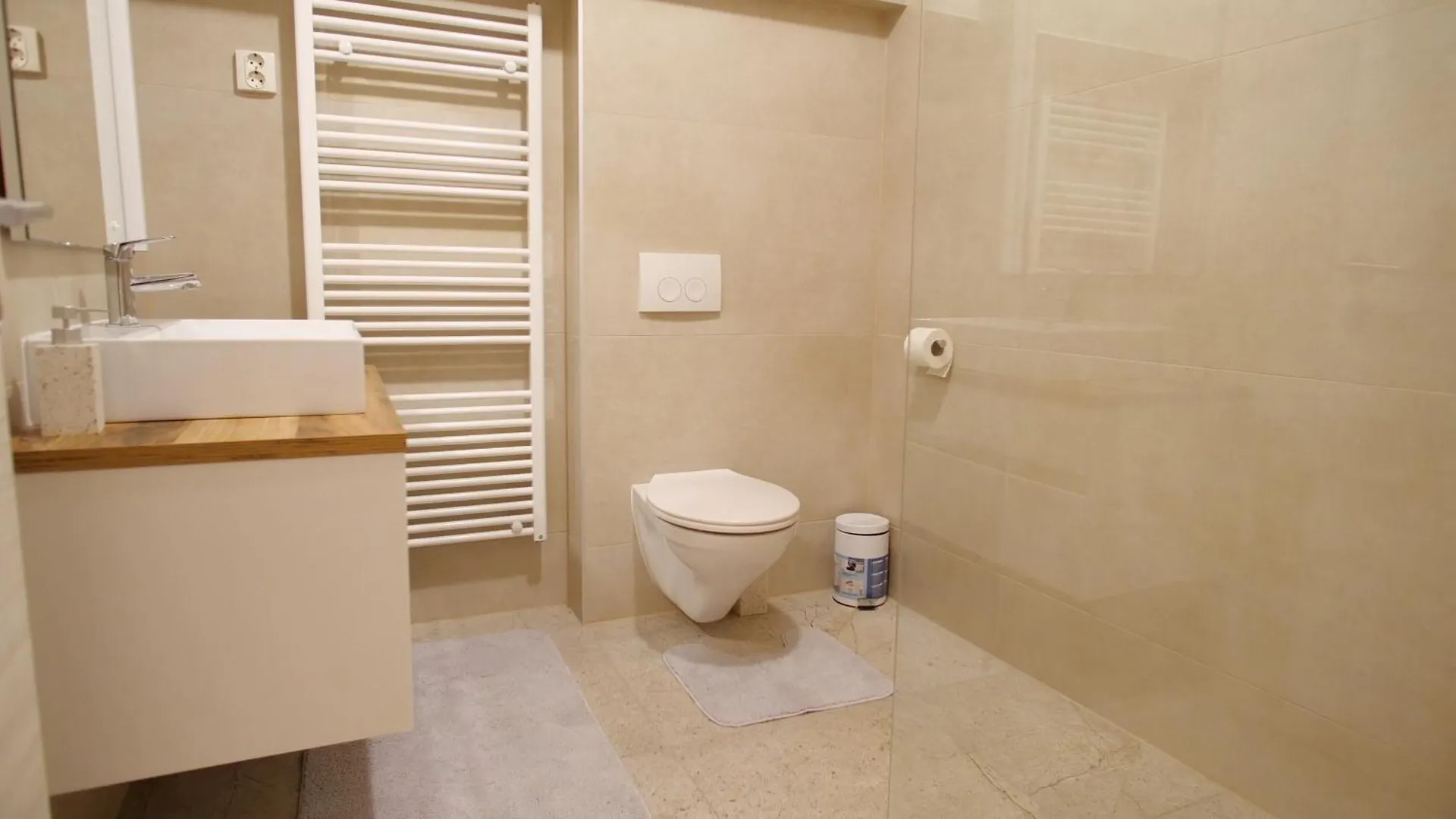 Spacious Apartment With Private Parking بولا
