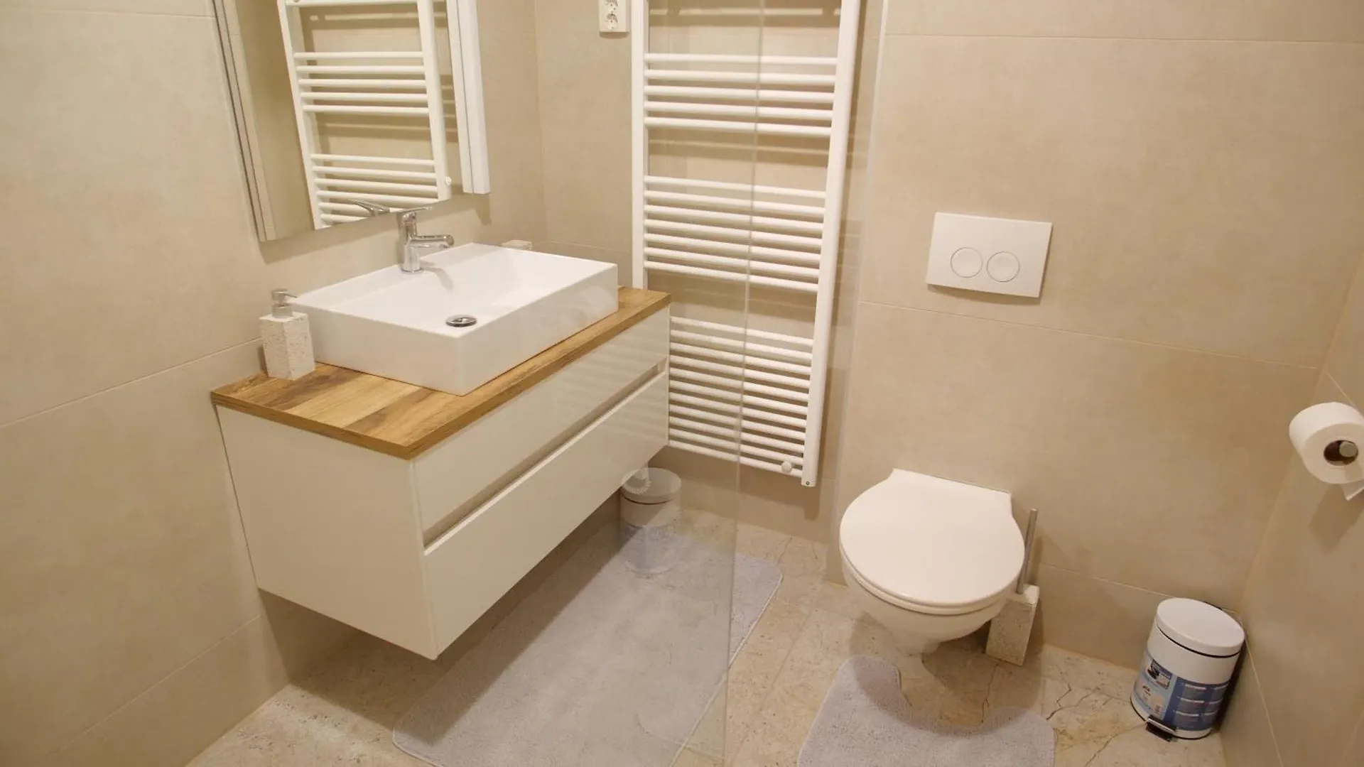 Spacious Apartment With Private Parking بولا