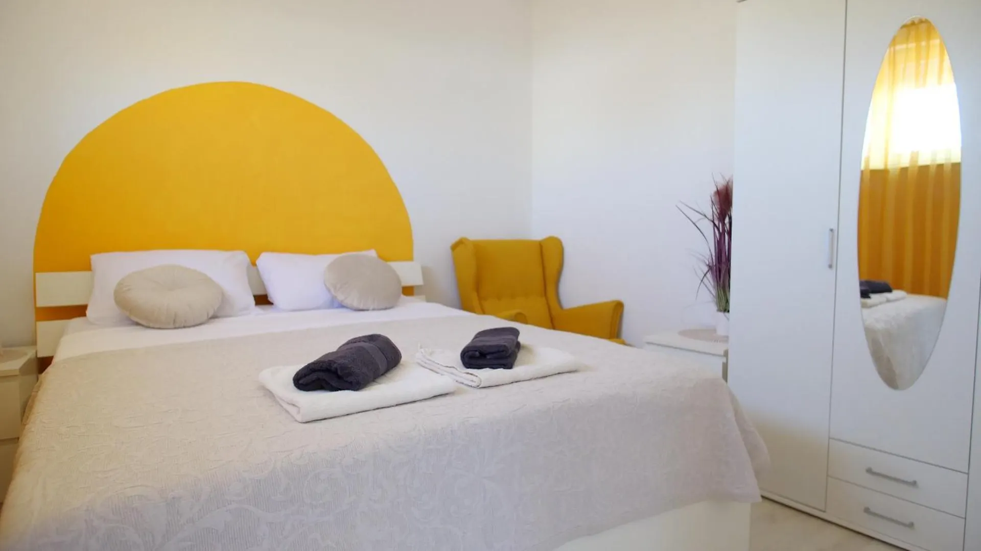 Spacious Apartment With Private Parking Пула