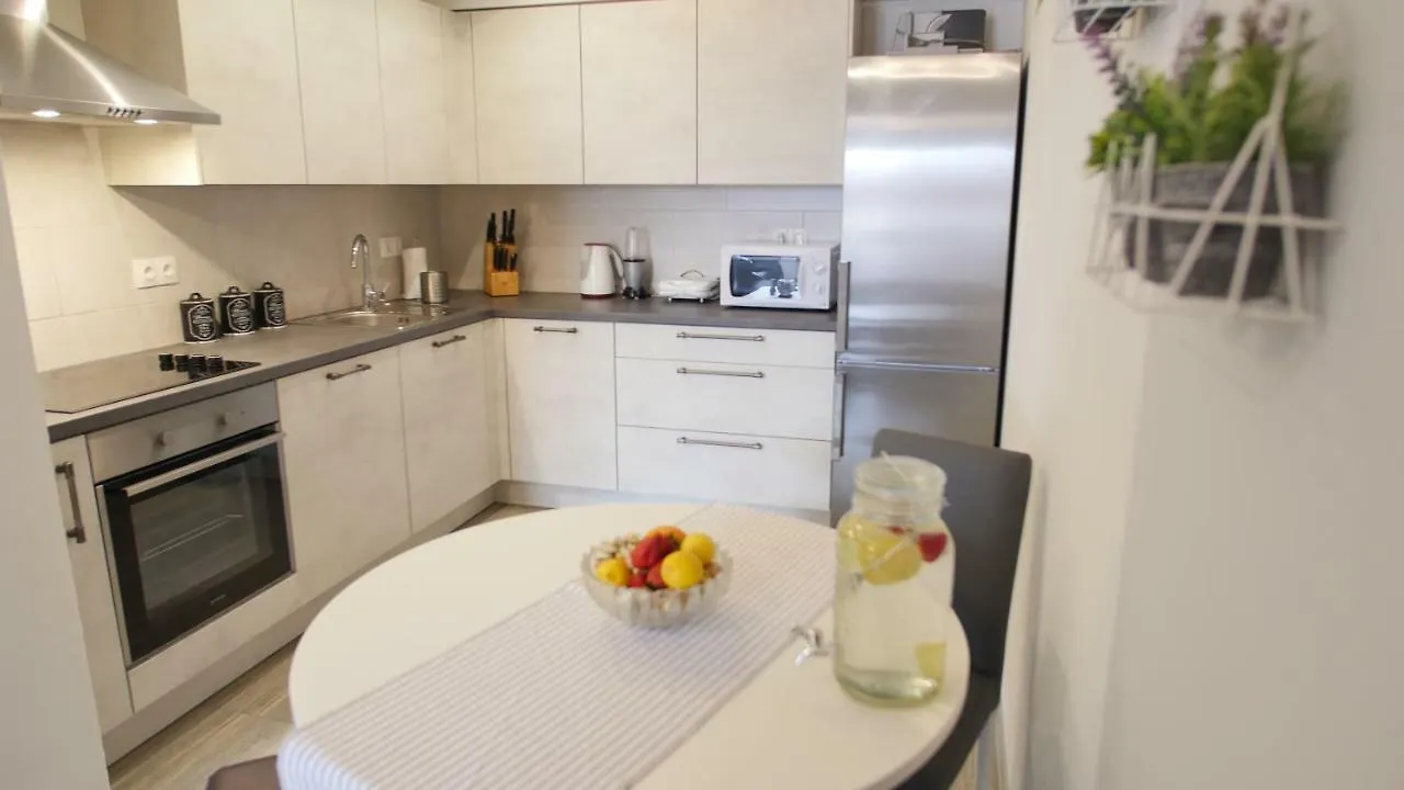 Spacious Apartment With Private Parking Pula