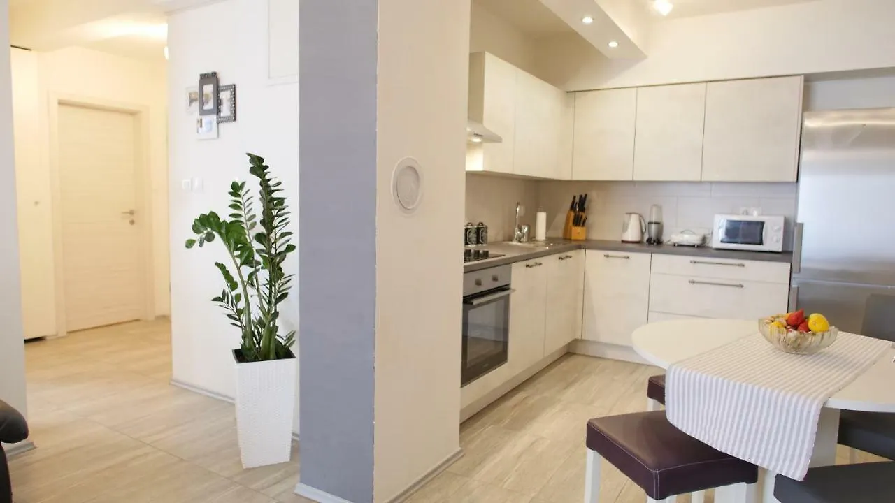 Spacious Apartment With Private Parking Pula