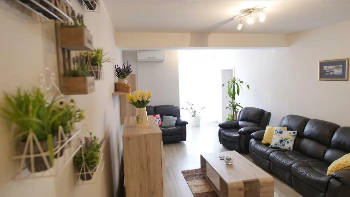Spacious Apartment With Private Parking Pula 0*,
